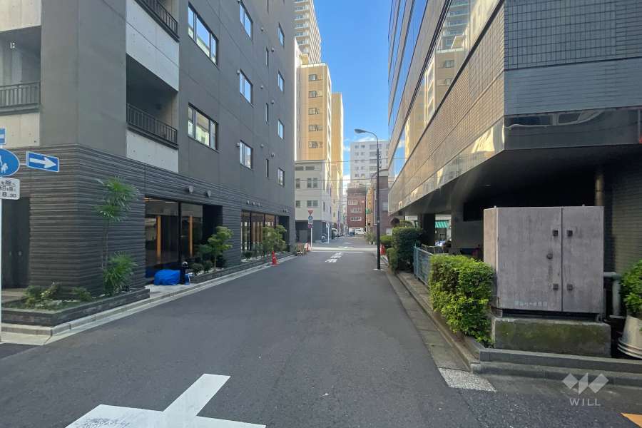敷地西側の前面道路
