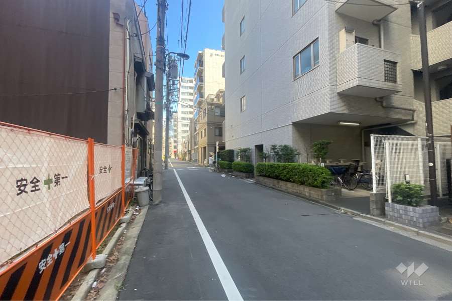 敷地の北側前面道路（西側から）