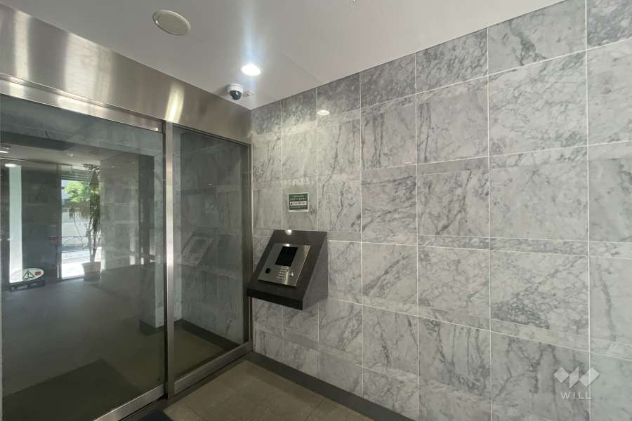 エントランスはオートロック付きです。