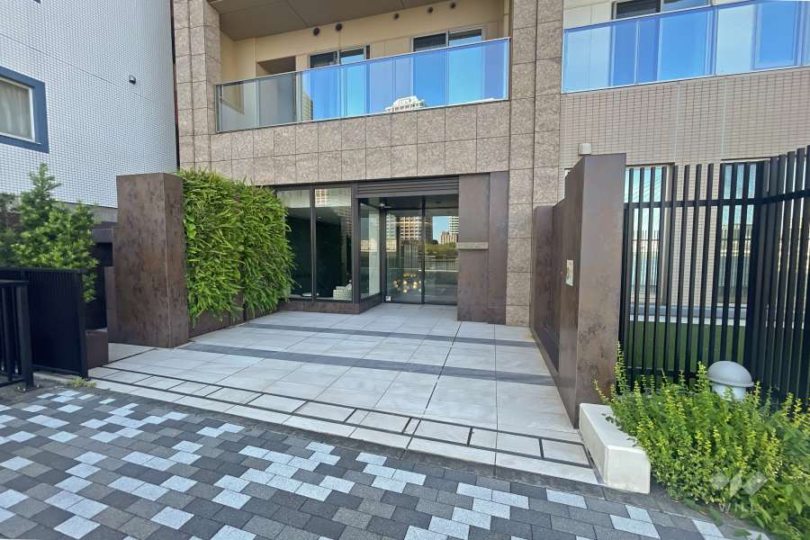 東側のエントランス