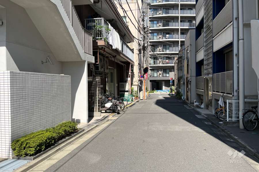 敷地の東側前面道路（南側から）