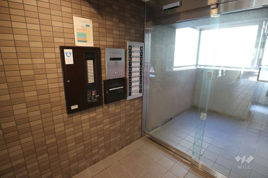 エントランスはオートロック付きです。