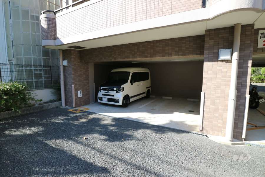 東側敷地内駐車場（屋内平面式）