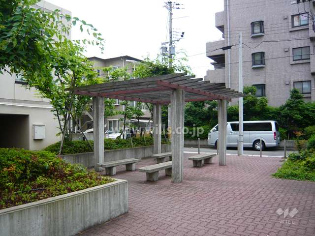 敷地北西側にベンチがあります。