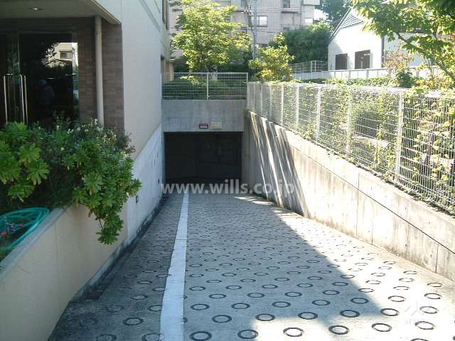 地階にある駐車場出入口