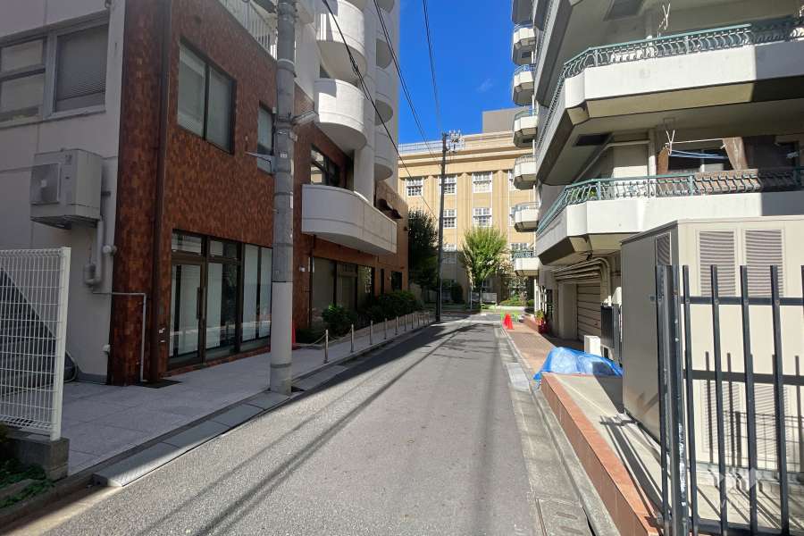 敷地北側の前面道路