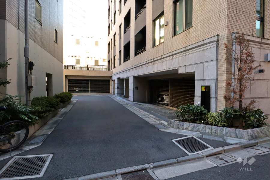 駐車場の出入り口（リングシャッター付き）・敷地内駐車場（屋内平面式）