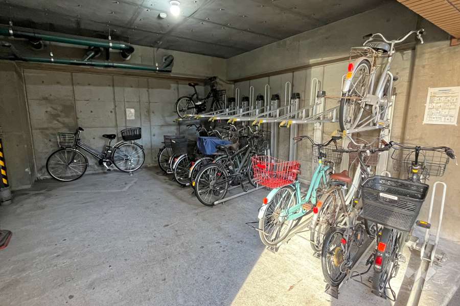 屋内に設けられた駐輪場