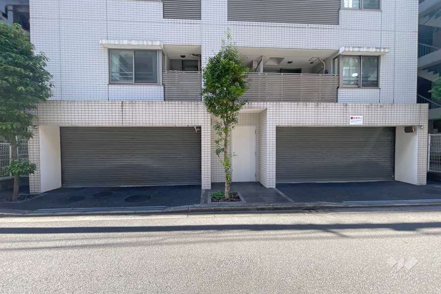 駐車場の出入り口（シャッター付き）