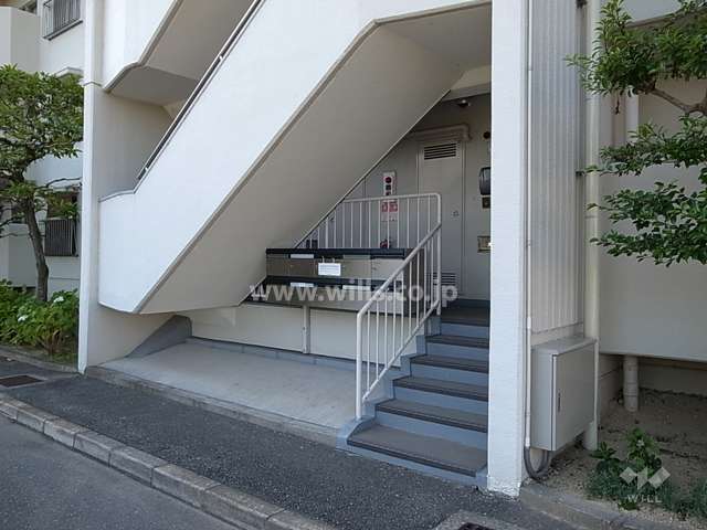 住戸入り口（共用ポスト）