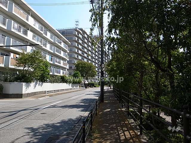敷地南側は二車線のバス通り、緑道、宝塚スポーツセンターがあります。