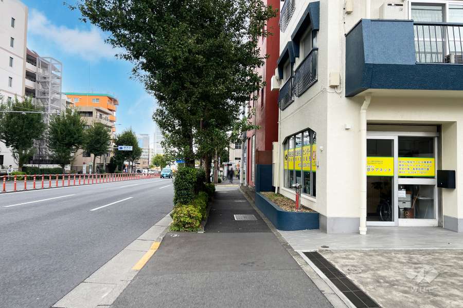 敷地西側の前面道路