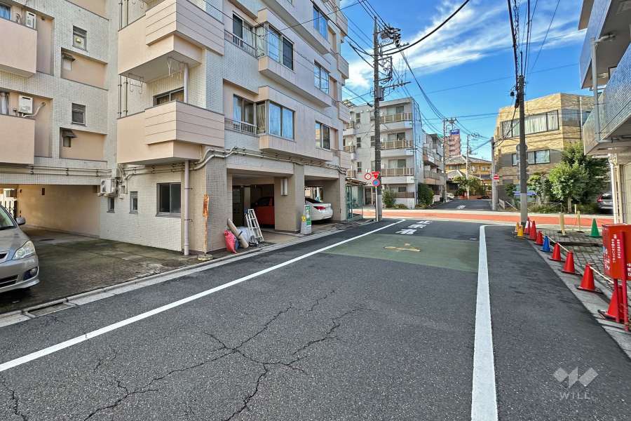 敷地北西側の前面道路（北東側から）