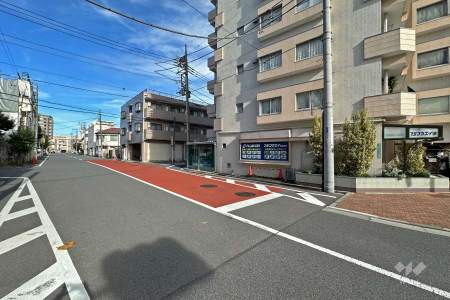 敷地北西側の前面道路（南西側から）