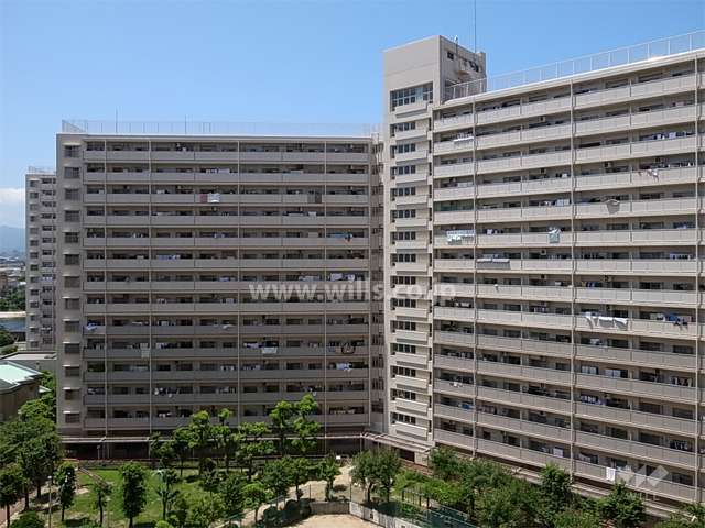 武庫川あおぞらのまち住宅25号棟の外観（南側から）