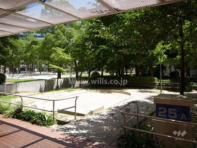 敷地内は木々が多く、砂場やベンチ、遊具などが設置されています。