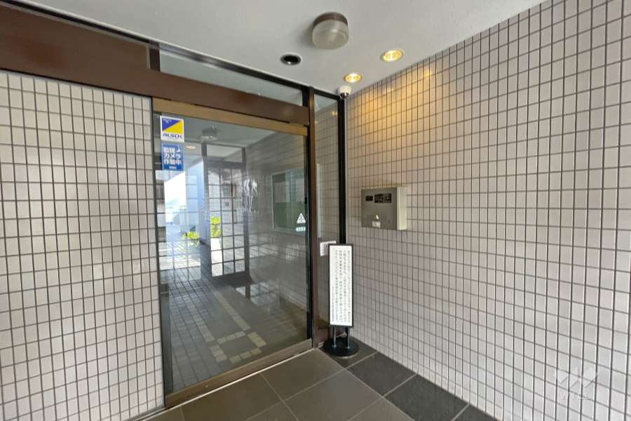 エントランスはオートロック付きです。