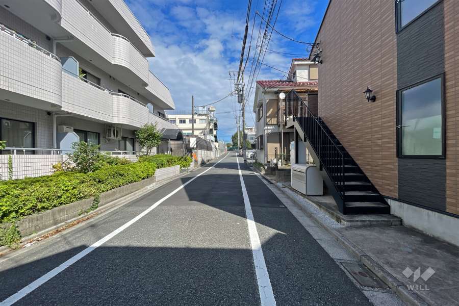敷地東側の前面道路（南側から）