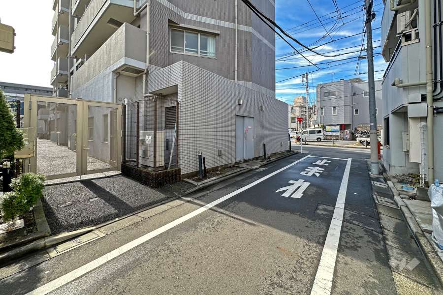 敷地の北側前面道路（東側から）