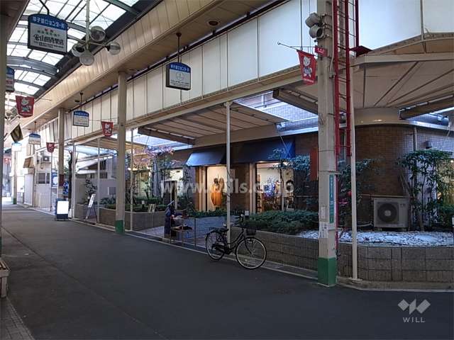 商店街に面し、1階部分は店舗です。