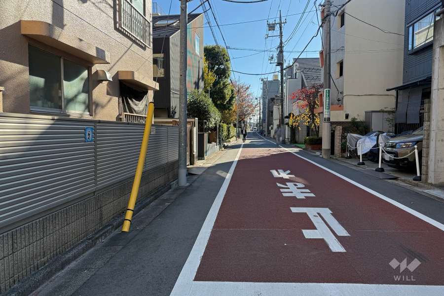 敷地西側の前面道路（北側から）