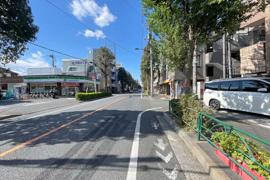 敷地南側の前面道路