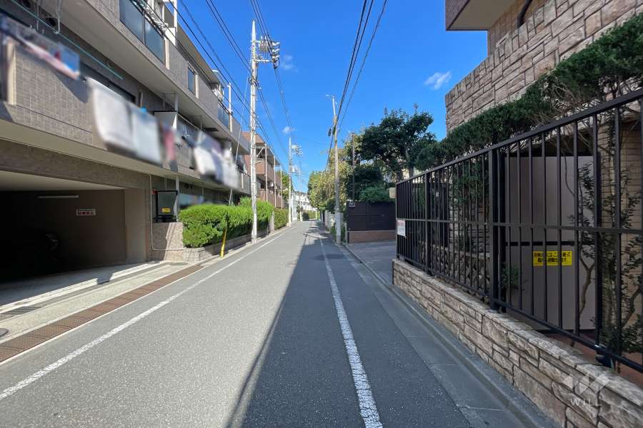 敷地西側の前面道路　