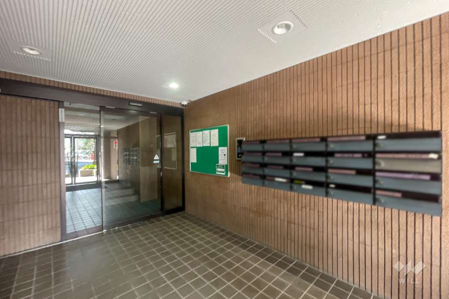 エントランスはオートロック付きです。