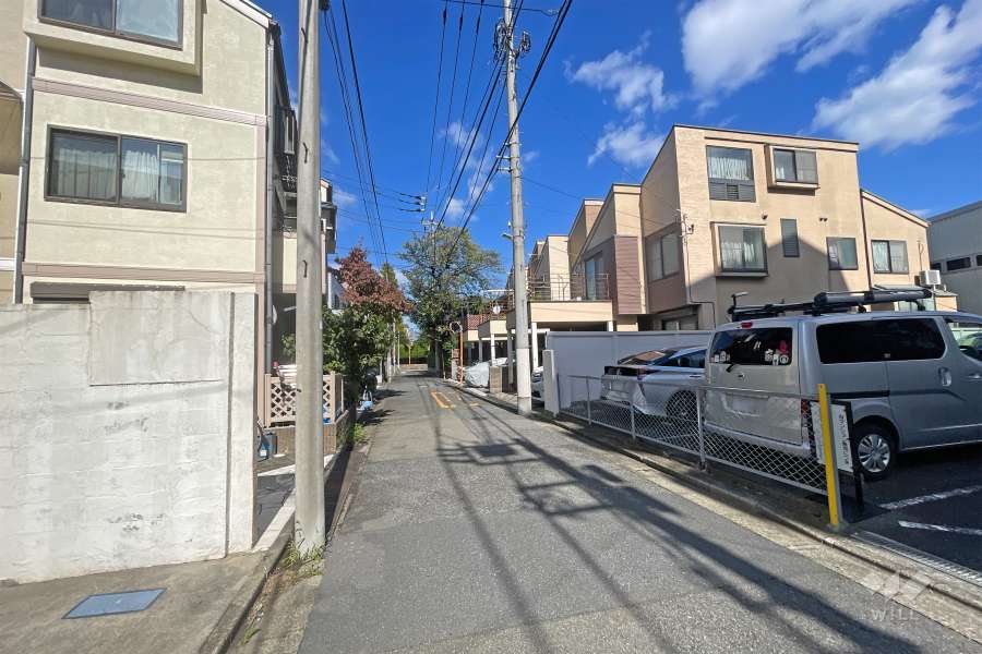 敷地西側の前面道路（南側から）