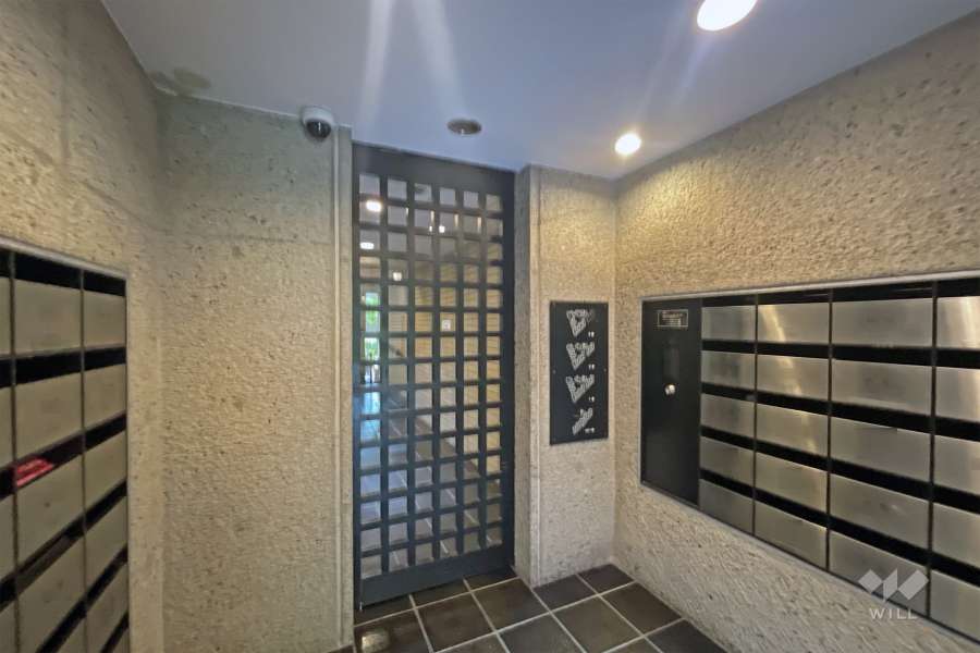 エントランスはオートロック付きです。