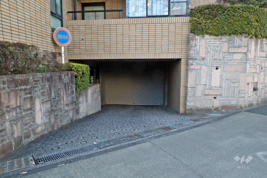 駐車場の出入り口（シャッター付き）