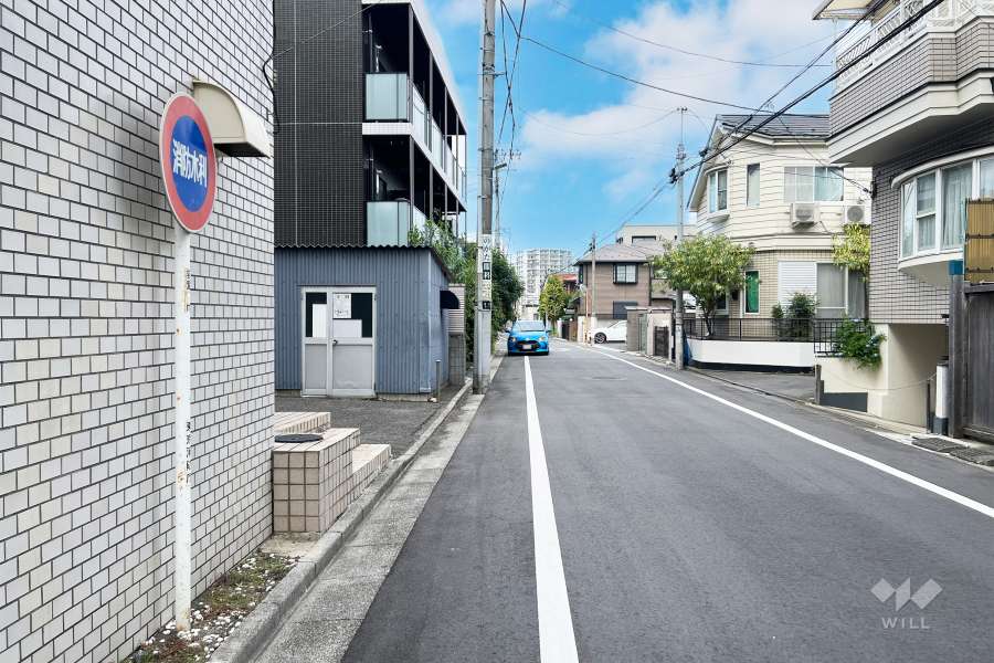 敷地東側の前面道路（南側から）