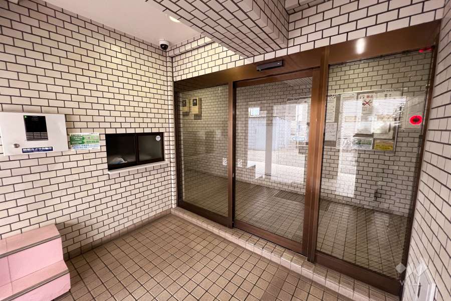 エントランスはオートロック付きです。