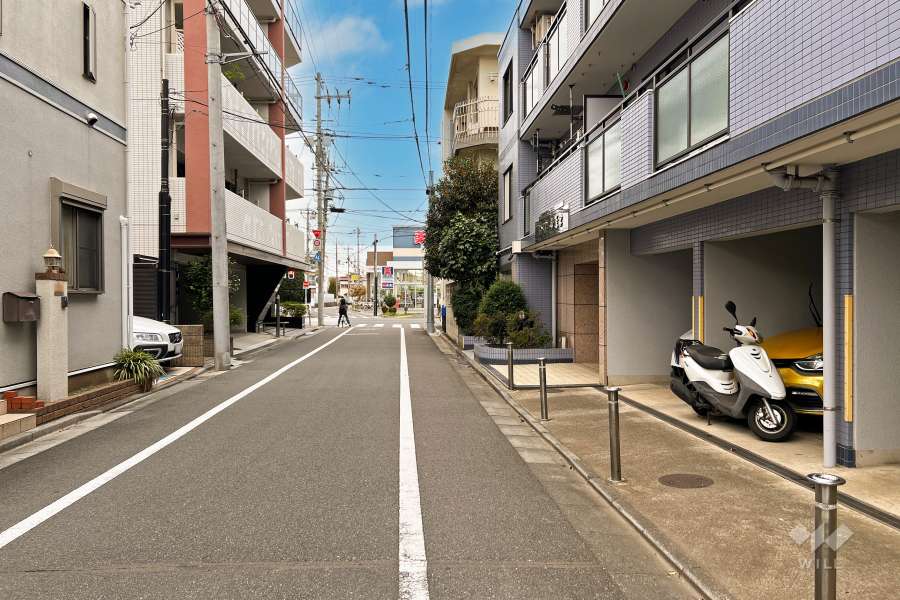 敷地西側の前面道路（南側から）