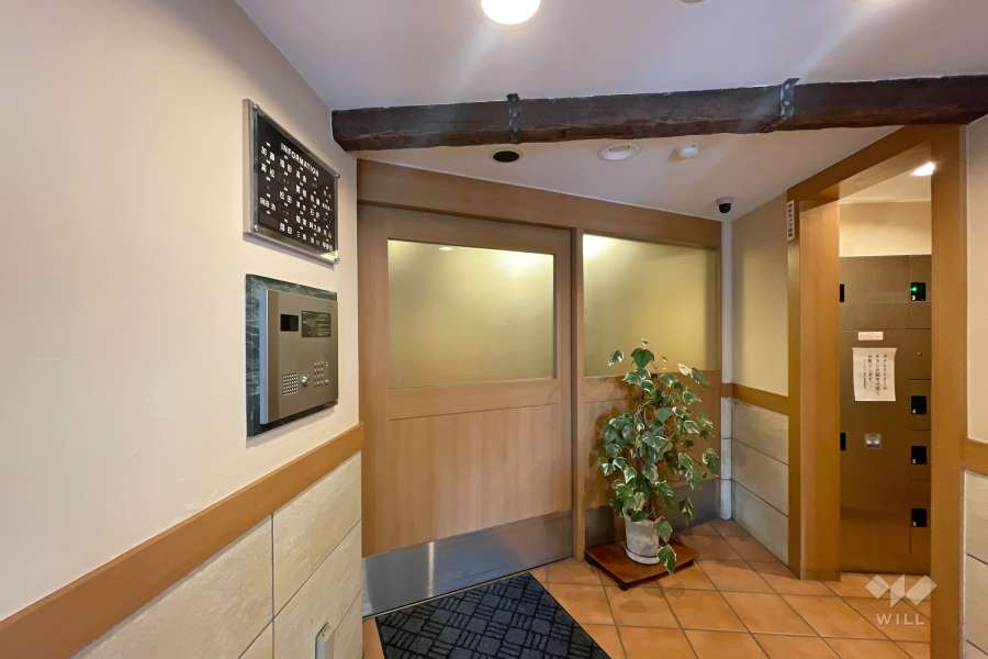 エントランスはオートロック付きです。