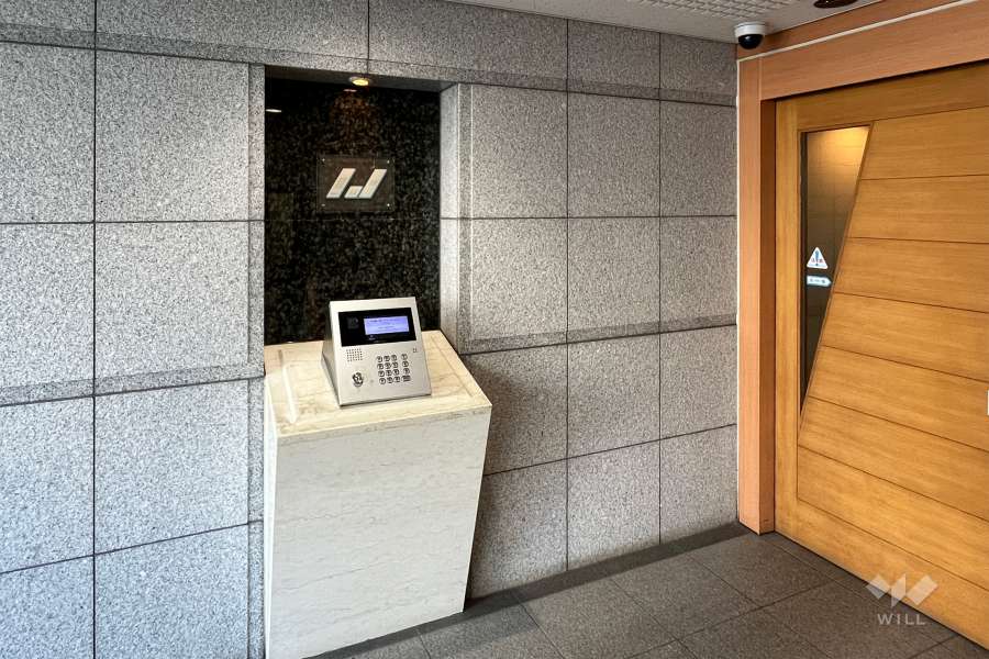 エントランスはオートロック付きです。