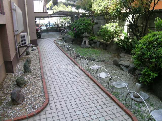 敷地内のお庭と駐輪場