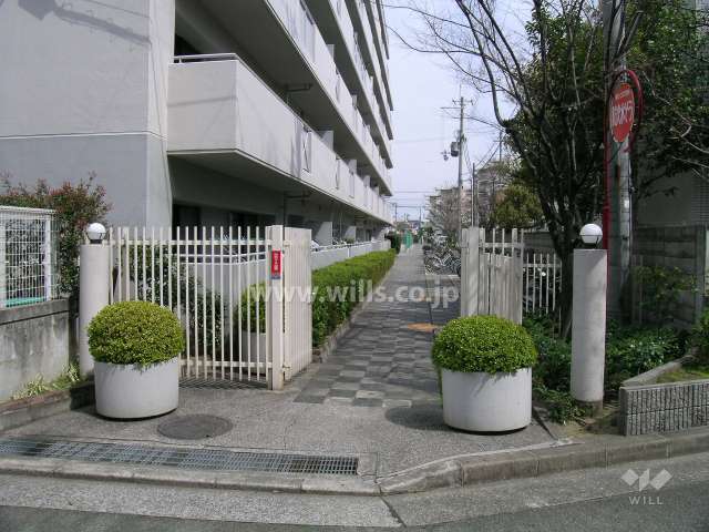 敷地の南部分、駐輪場もあります