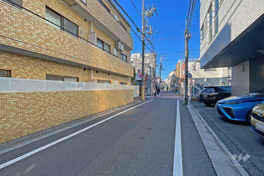 敷地の北側前面道路は、みつわ通りです（東側から）。