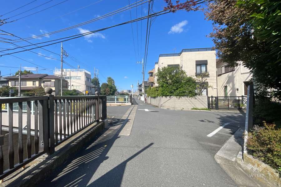 敷地西側の前面道路　