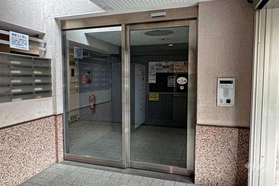 エントランスはオートロック付きです。