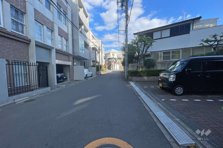 敷地の北側前面道路（西側から）