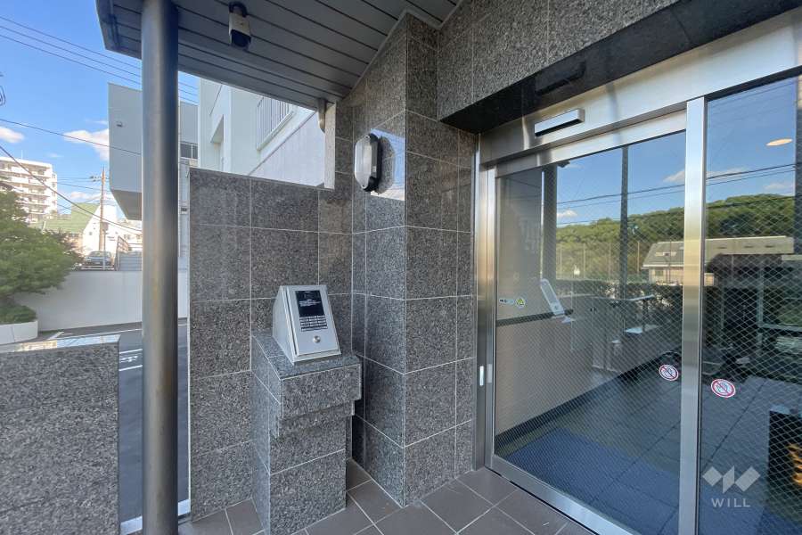 エントランスはオートロック付きです。