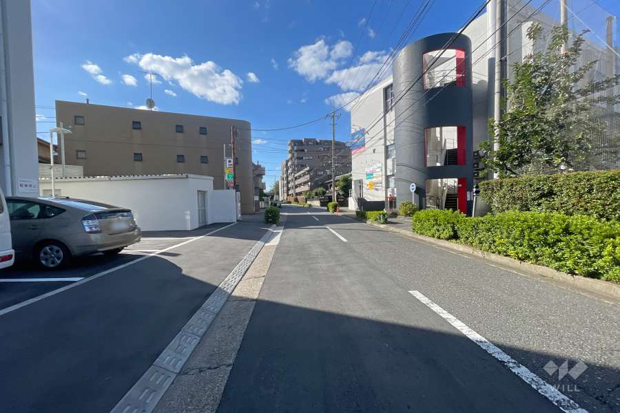 敷地の北側前面道路（東側から）