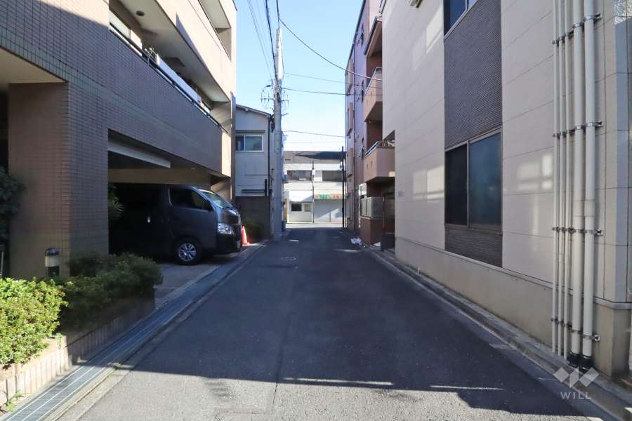 敷地の南西側前面道路(北西側から)
