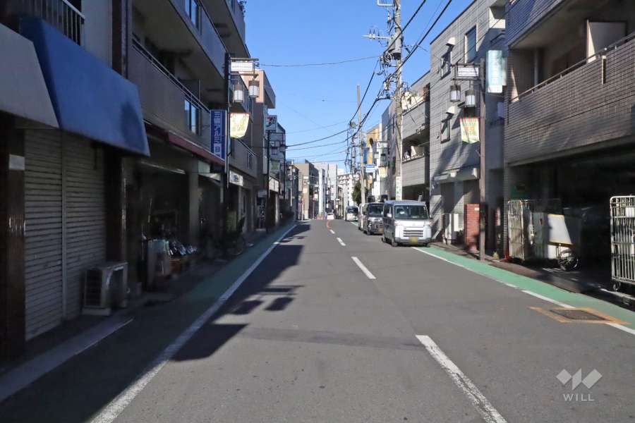 敷地の南東側前面道路(南西側から)