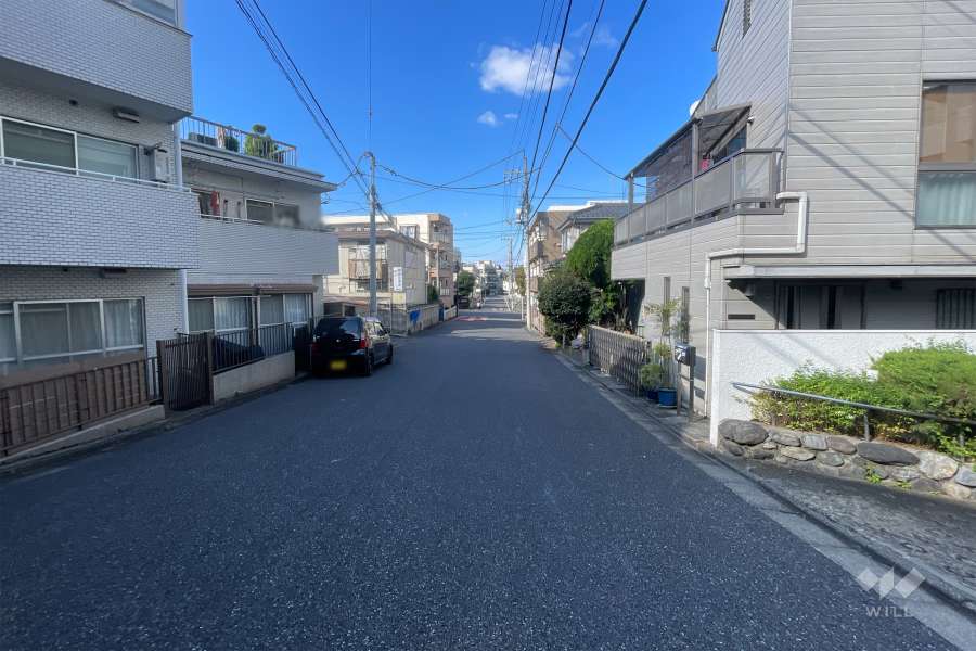 敷地西側の前面道路