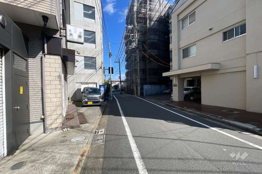 敷地の北西側前面道路（南西側から）