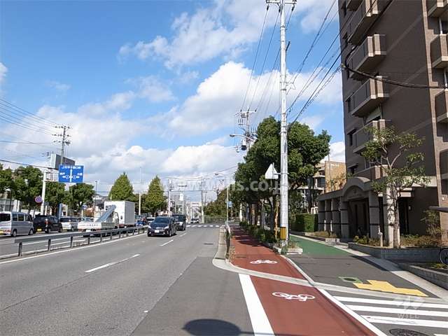 敷地西側の前面道路
