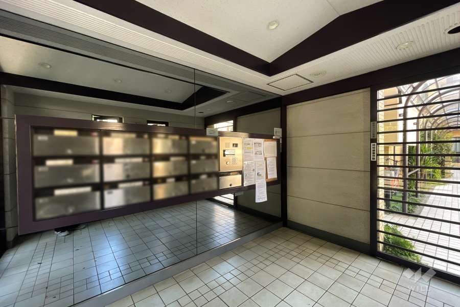 エントランスはオートロック付きです。